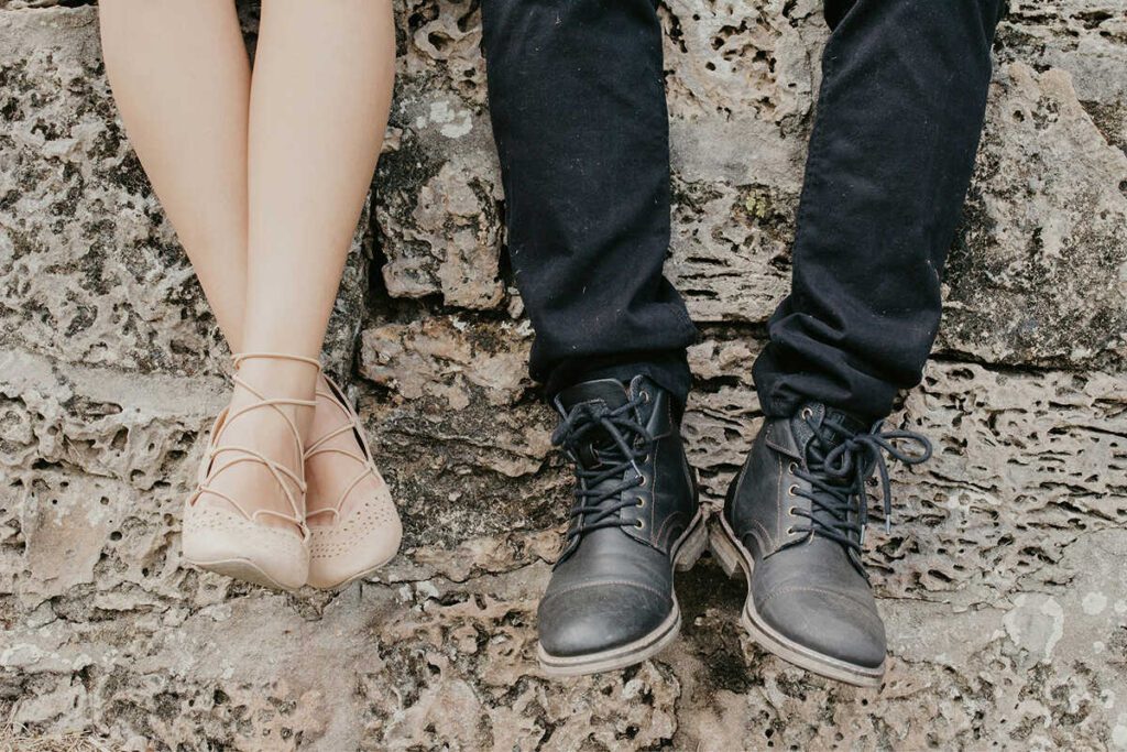 Pár közösen választja ki az esküvői honlap címét.